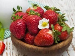 草莓这样吃会中毒，快告诉你身边喜欢吃的人吧！